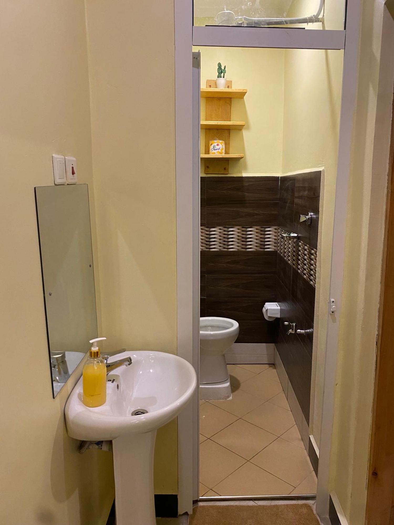 Town Retreat Moshi Apartment Bagian luar foto