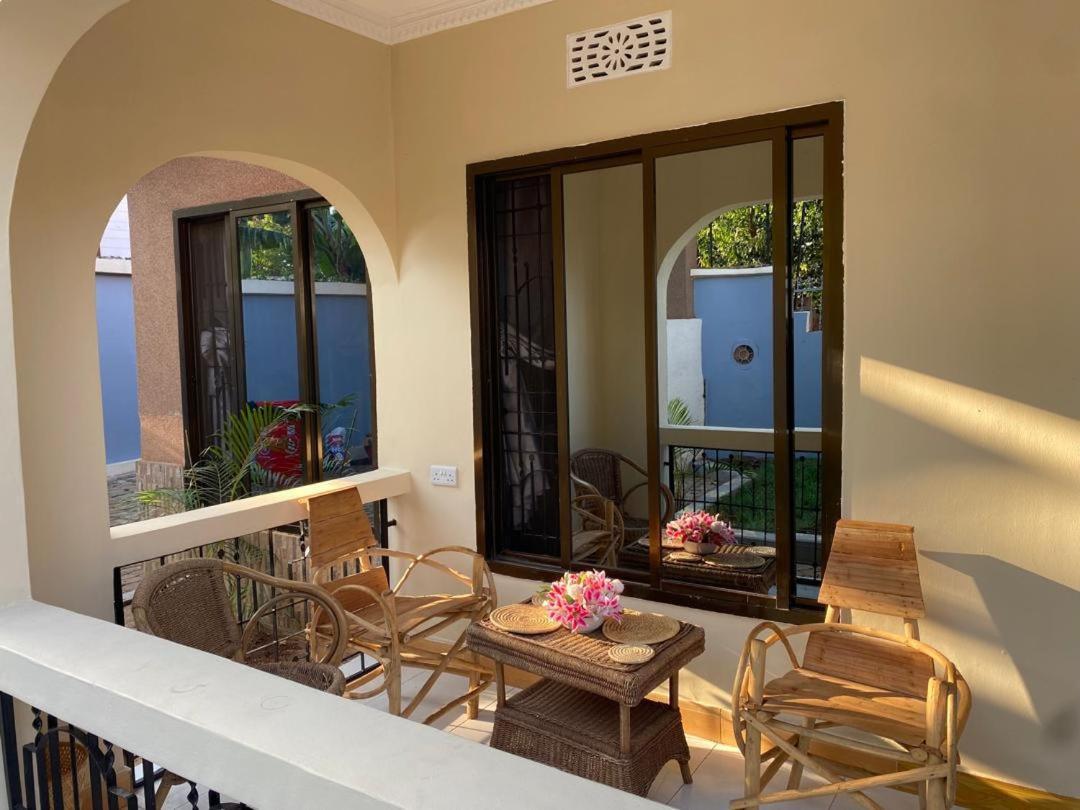 Town Retreat Moshi Apartment Bagian luar foto