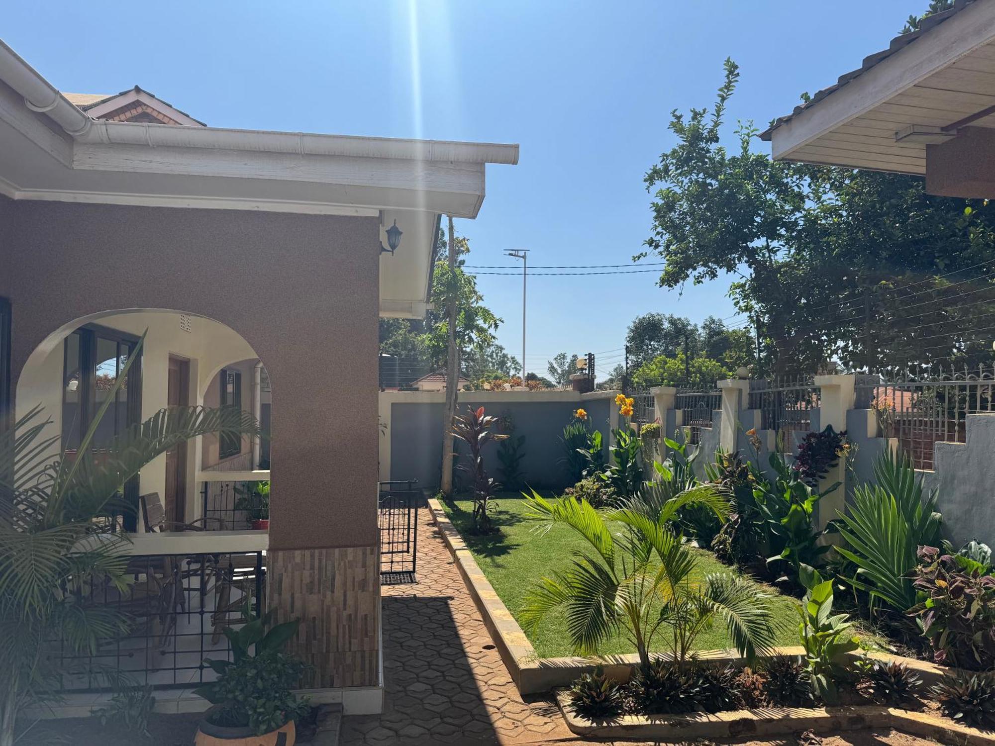 Town Retreat Moshi Apartment Bagian luar foto